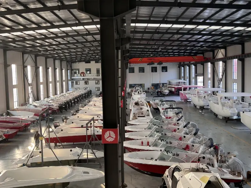 ህጋዊነት ያለው ህንድሃሃ® የቢጃያ ተራራማ ተራራ የውሃ ሁኔታን ለመለየት የተነደፉ በብጁ የተሠሩ የፍጥነት ጀልባዎችን ​​ይሰጣል.