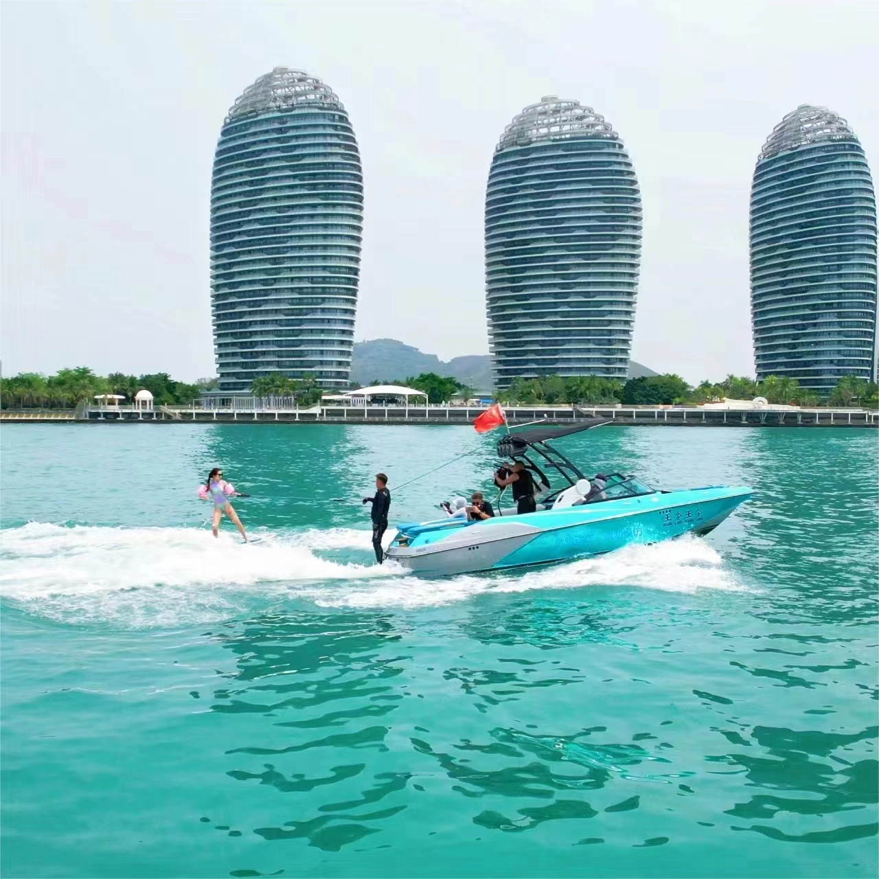 የ Wakeboard ጀልባ በትክክል ምንድን ነው ፣ እና እንዴት ነው የሚሰራው?